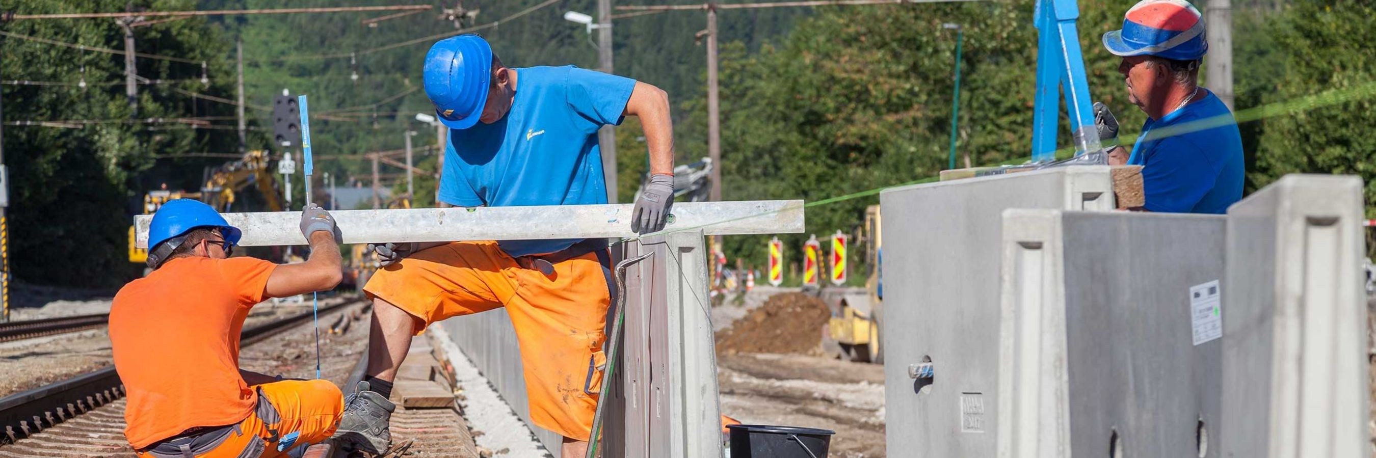 © Felbermayr/Lackner Mehrere Bauarbeiter bei Bahnbauarbeiten im Einsatz