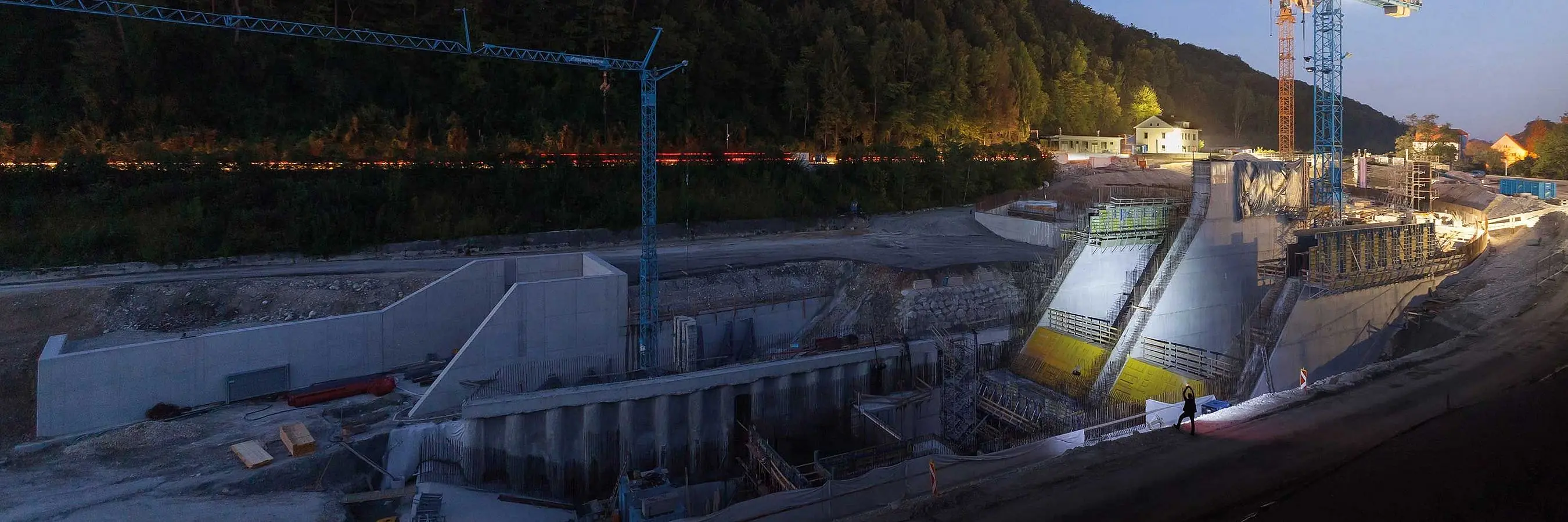 © Felbermayr/Lackner Nachtaufnahme vom Kraftwerkneubau Traunleiten