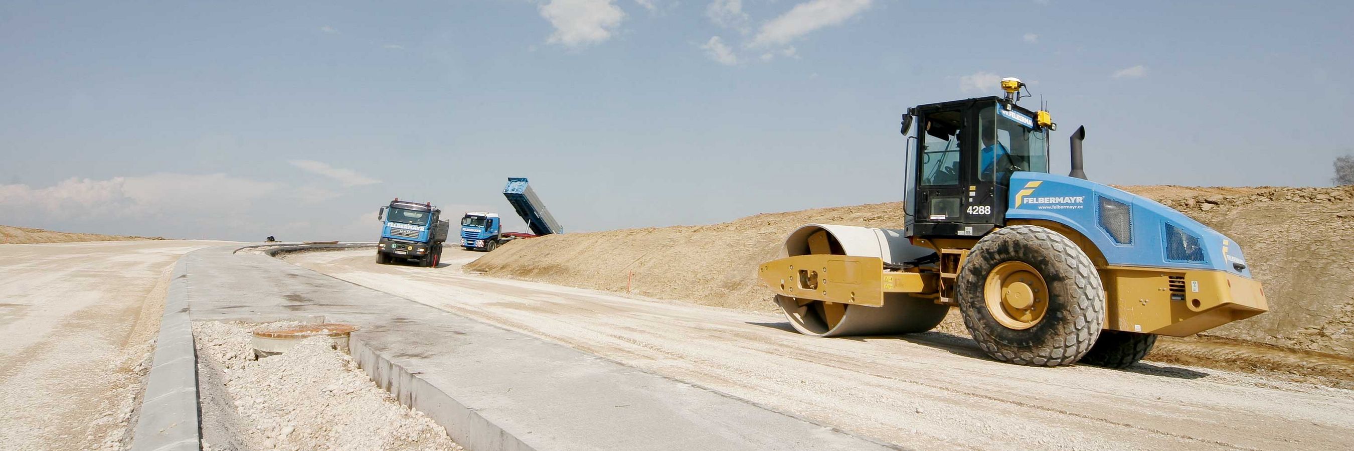 © Felbermayr Felbermayr-Baumaschinen bei Strassenbauarbeiten einer Autobahn